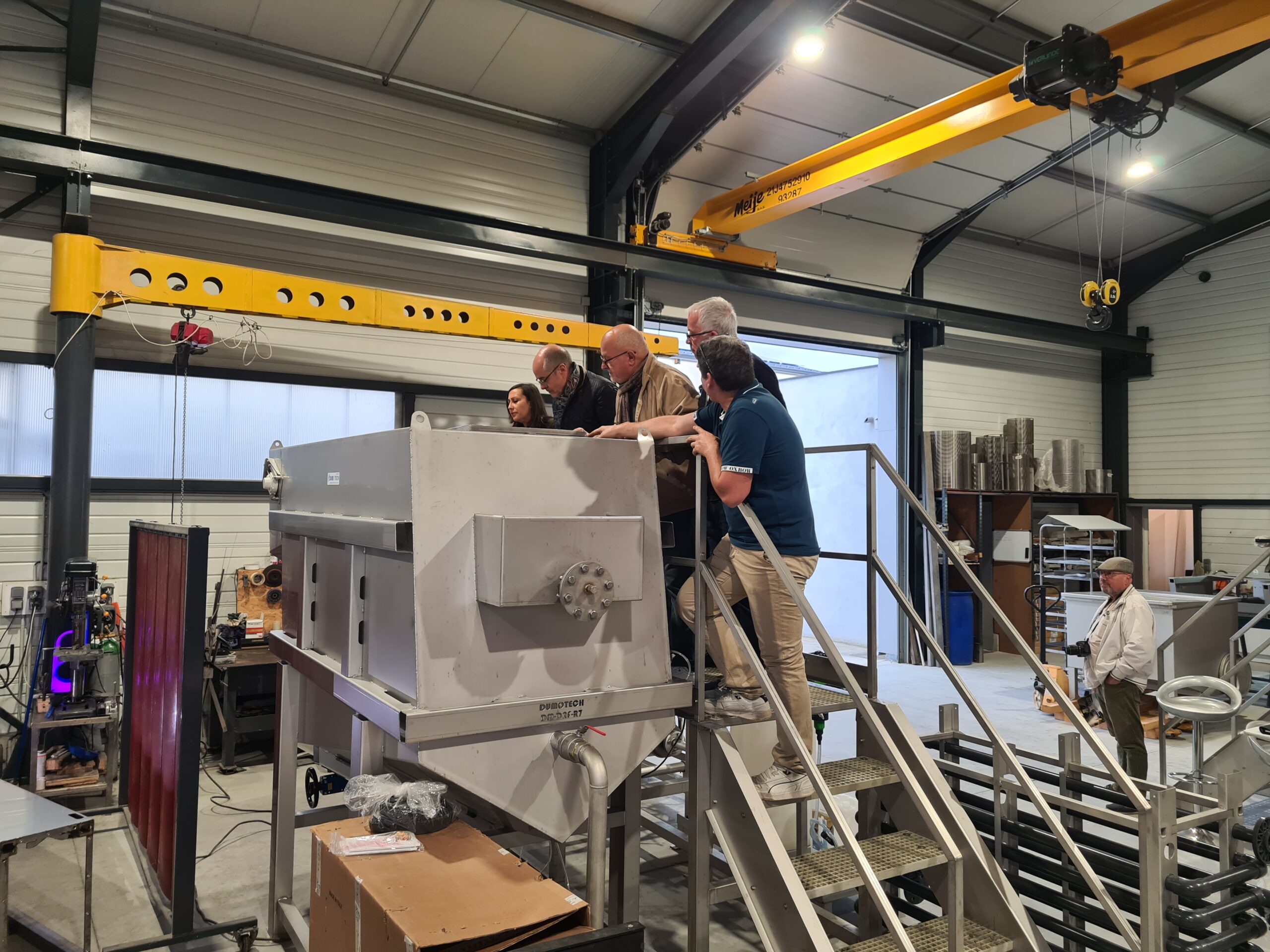 Les visiteurs découvrent le fonctionnement du flottateur à air dissous dans l’atelier de fabrication.