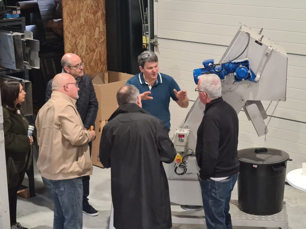 Présentation du dégrilleur DM-TI, l’un des produits phares de DUMOTECH, devant les membres de la délégation.