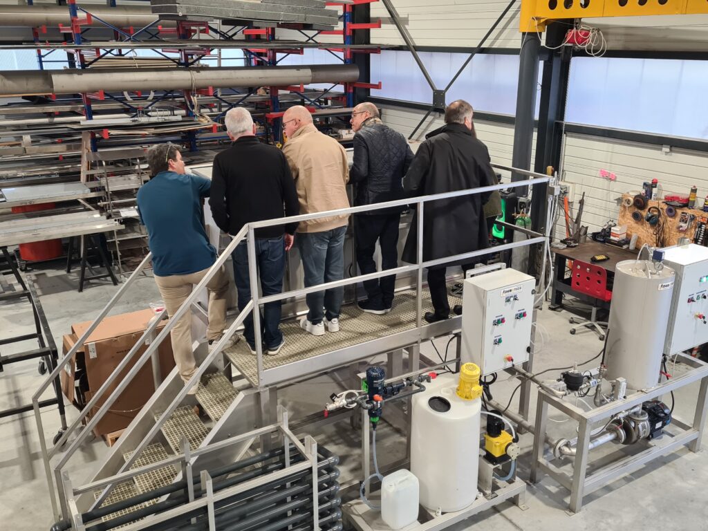 Les visiteurs découvrent le fonctionnement du flottateur à air dissous dans l’atelier de fabrication.