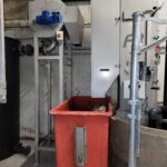 Tamis rotatif DM-TR2 avec trémie trapézoïdale de collecte des déchets et châssis rehausse , installé sur abattoir de Pontarlier