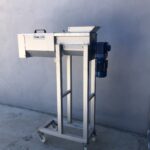 Compacteur DM-CV avec châssis support sur roulettes pour exploitation facilitée. Équipement destinés à être installé sur STEP de COURSAN