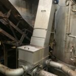 Dégrilleur automatique incliné DM-TI VITI installé en caisson inox préfabriqué sur les eaux de lavage d'une bande de diffusion VATRON