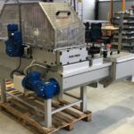 Ensemble Dégrilleur courbe compacteur installé en canal inox préfabriqué avec bypass équipé d'une grille manuelle de secours - STEP de BUZET - en attente d'expédition