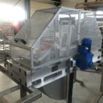 dégrilleur courbe DM-DGC avec capot grillagé en attente d'expédition pour rejoindre les prétraitements de la STEP de LAVIT
