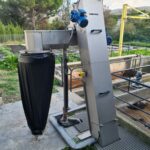 Dégrilleur automatique incliné DM-ETI et compacteur DM-CV avec ensacheur Longofil installés sur la STEP de Comigne