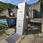 Dégrilleur automatique incliné DM-TI installé sur la STEP de QUILLAN avec trémie spécifique pour adaptation à un compacteur existant