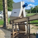 Dégrilleur automatique incliné DM-TI installé sur la STEP de QUILLAN avec trémie spécifique pour adaptation à un compacteur existant