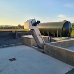 Dégrilleur automatique incliné DM-TI VITI installé sur aire de lavage viticole de Palaja