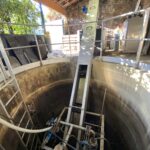 Dégrilleur automatique DM-TI installé dans le poste d'arrivée des effluents de la cave des Vignerons de Castelas