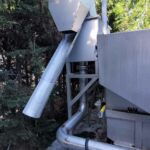 tamis dégrilleur incliné installé en caisson inox avec trémie trapézoidale de collecte des déchets , en protection amont d'un flottateur à air dissous - Usine de VIANGRO