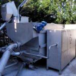 Ensemble tamis dégrilleur incliné installé en caisson inox avec trémie trapézoidale de collecte des déchets et flottateur à air dissous DAF R20_SKP22 - Usine de VIANGRO