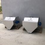2 tamis rotatifs à alimentation externe DM-TR3 avec trémie trapézoïdale de collecte des déchets. Équipements testés, en attente de livraison sur un site d'ORANO