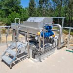 Ensemble tamis rotatif compacteur et bypass de secours avec grille manuelle installé sur la STEP de LALUQUE