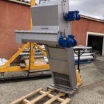 Ensemble dégrilleur automatique incliné et convoyeur à vis installé sur usine potabilisation de Longuecoste